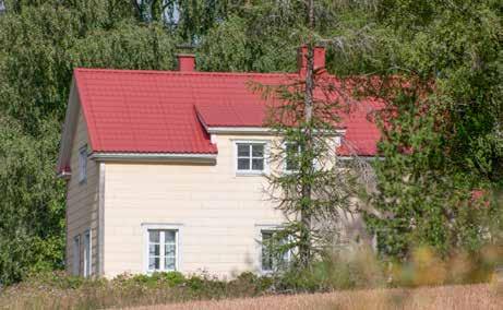 Asuinrakennus on verhoiltu 1960-luvulla vaaleankeltaisella mineriittilevytyksellä.