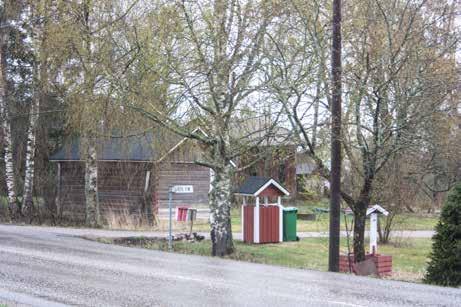 Navetta noudattelee vielä vanhempaa mittasuhdemaailmaa. Pihapiirissä on myös pieni, lyhytnurkkainen ja vuoraamaton hirsisauna (11h; luokka 2).
