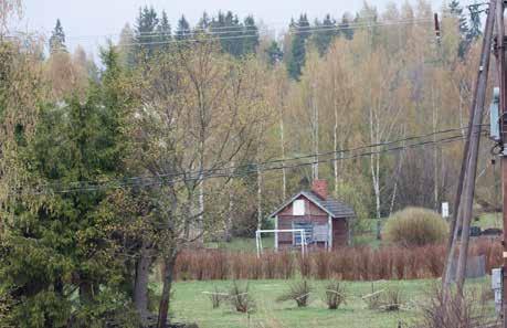 Koko rakennuksessa on samanlaiset kuusiruutuiset ikkunat, jotka on saatettu laittaa vuorauksen yhteydessä.