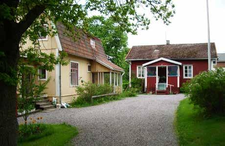 Uuden asuinrakennuksen vieressä on vuonna 1901 rakennettu, sittemmin useasti muutettu ns. syytinkirakennus (13a; luokka 2).