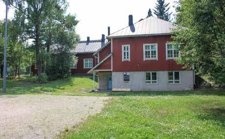 Koulu rakennettiin eri paikkaan kuin vanha koulu, ns. Hasselmanin tontille Väfvarsin virkatalon maalle, nuorisoseurantalon kaakkoispuolelle tien varteen. Koulun urakoivat rakennusmestarit Karl J.
