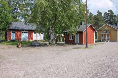 121 Satulakattoinen, hirsirakenteinen talo on yleisilmeeltään keltaiseksi maalattu klassistinen, yksityiskohdista kiinnittää huomiota pylväskuisti.