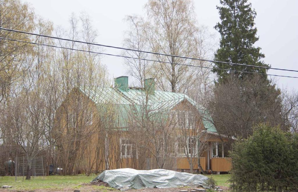 18I Åbackan päärakennus piiloutuu pihapuiden taakse.