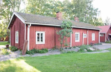 Vanha rakennus on pyritty pitämään hyvin alkuperäisen asuisena myös sisätiloiltaan mm. tuvassa on kolmilapelaipio ja leveät kattolaudat, mutta lankkulattia on uusittu 1990-luvulla.