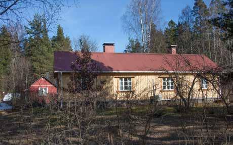 ikkunoita. Pihasivun kuistit ovat uudehkoja. Kuisti oli aikaisemmin tyypillinen avokuisti. Varhaisin sisäänkäynti on Härön mukaan ollut maantien puolella.