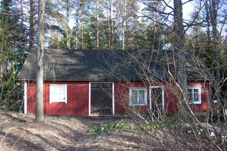 Mökkiä vastapäätä on pitkä rakennus (22a; luokka 2), jossa on sauna, saunatupa ja