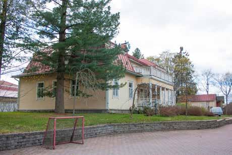 24 Yli-Knaapilan päärakennus ja 24A piharakennus.