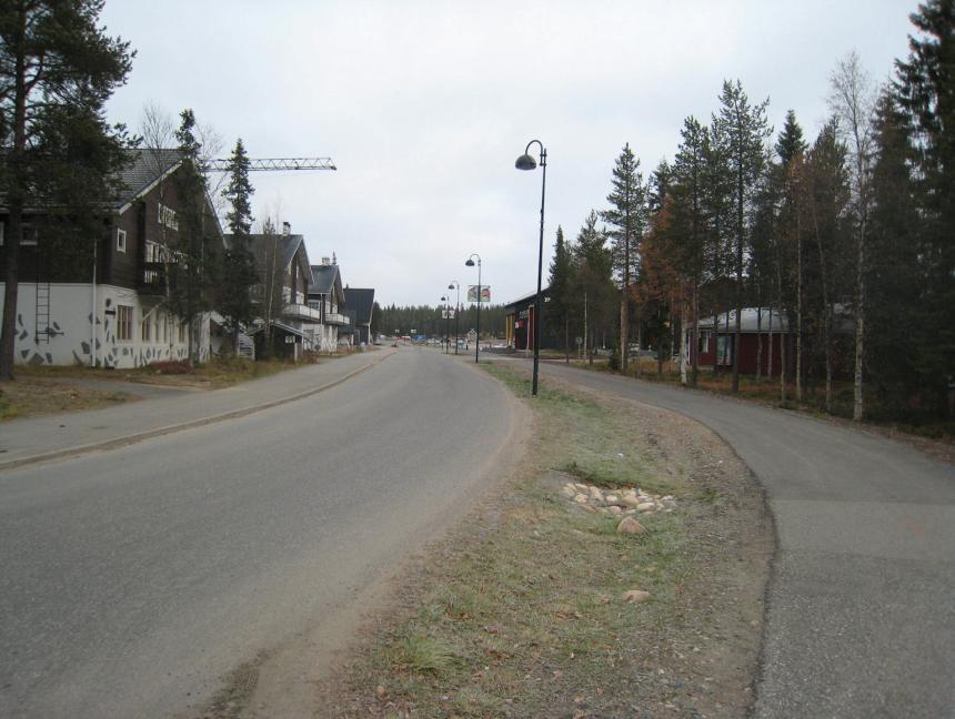 Katuympäristö on paikoitellen jäsentymätöntä (avoimet pysäköintialueet) ja yleisilmeeltään ajoneuvoliikennettä suosivaa. Hissitien katunäkymiä on esitetty kuvissa 5-8. Kuvat 5 ja 6.