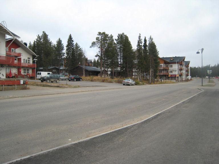 Tontti 1 on rakentunut voimassa olevan kaavan mukaisesti ja rakennuksissa sijaitsee sekä ensimmäisessä ja kellarikerroksessa ravintolatiloja (ravintolat Tango, Bistro ja Castro), kuva 8.