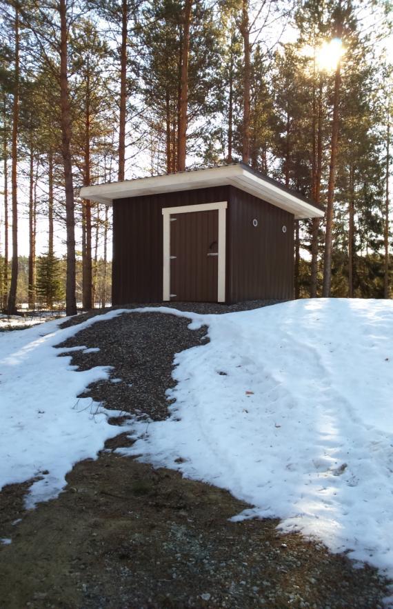13 KUVA 2 Vedenottokaivon suojarakennelma ja Kirkonkylän vesitorni (Nieminen 2015) Kirkonkylän ylävesisäiliön (kuva 2) tilavuus on 400 m 3 ja sen kapasiteetti riittää kattamaan koko Pertunmaan