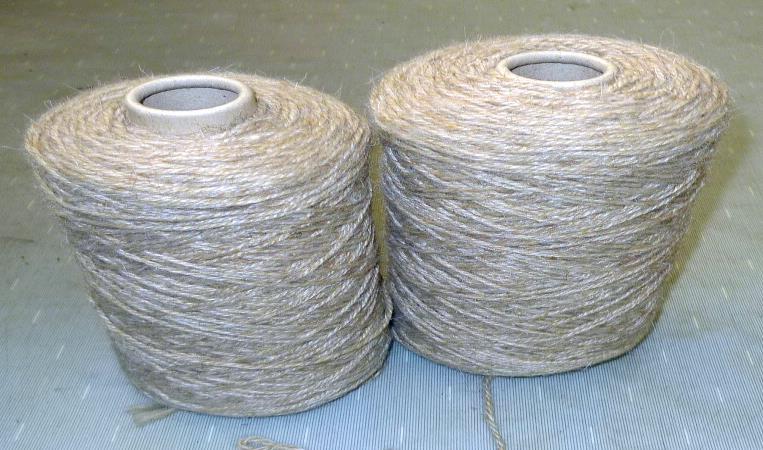 vaalea beige, erä Rulla: 2-3 kg Hinta: 10 eur / rulla (3,33 5