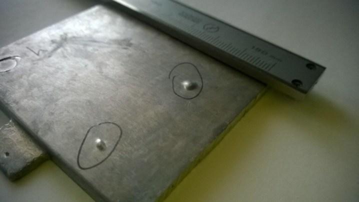27 pintaan lämpökäsittelyssä kohonneita rakkuloita, läpimitaltaan n. 5 mm. Rakkuloiden muodostuminen voimistuu, kun lämpökäsittelylämpötilaa nostetaan. Kuva 18.