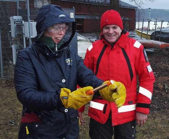 Hätämerkinantoharjoitus Huhtikuun 1. päivä oli Myllysaareen saapunut sateisesta säästä huolimatta runsaasti yleisöä kokeilemaan hätärakettien ja -soihtujen käyttöä.
