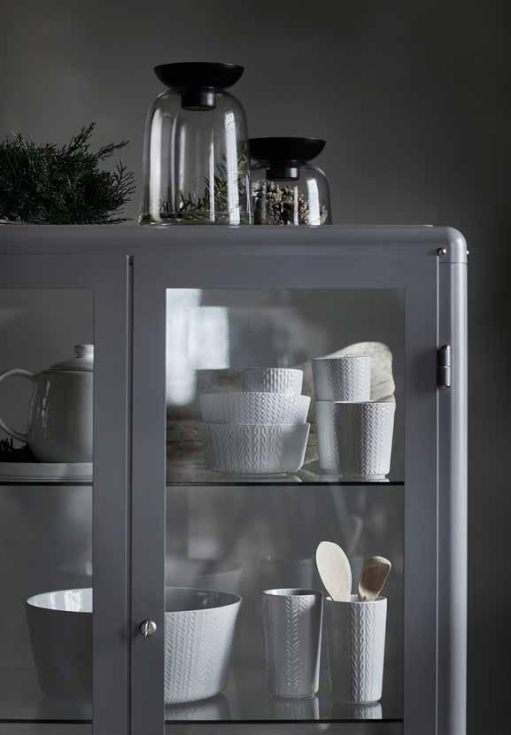 PH146333 PH146355 VINTER 2017 -mallisto Kivitavaraa. Lautanen 3,99 Ø28cm. Neulottu kuvio/vaaleanharmaa 103.621.90 Leipälautanen 2,99 Ø18cm. Letitetty kuvio/vaaleanharmaa 103.636.08 Muki 1,99 23cl.