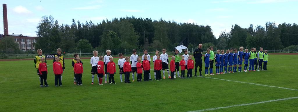 D12 Etelä-Länsi-Liigaan D12 pojat varmistivat eilen paikkansa syksyksi Etelä-LänsiLiigaan. Vaikean pelin jälkeen pojat ottivat tarvittavan voiton YIlveksestä numeroin 2-1.