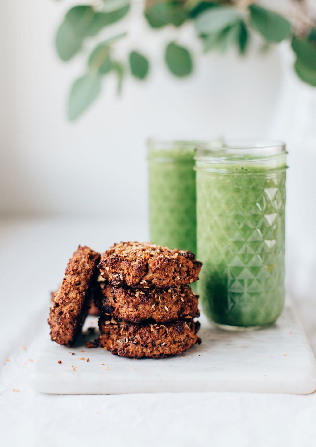 Aamupalakeksit VEGAANINEN Kaurahiutaleista, pähkinöistä ja kuivatuista hedelmistä valmistetut keksit ovat ihana aloitus aamuun vaikkapa smoothien kaverina, ja niitä on helppo ottaa mukaan myös