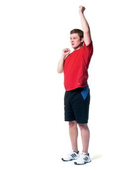 Nopeat nostot painoilla tai ilman painoja Seiso suorassa ja pidä molemmat kädet lähellä korvia. Kyynärpäät osoittavat eteenpäin. Nosta kädet vuorotellen ylös eli nyrkkeile ylöspäin.
