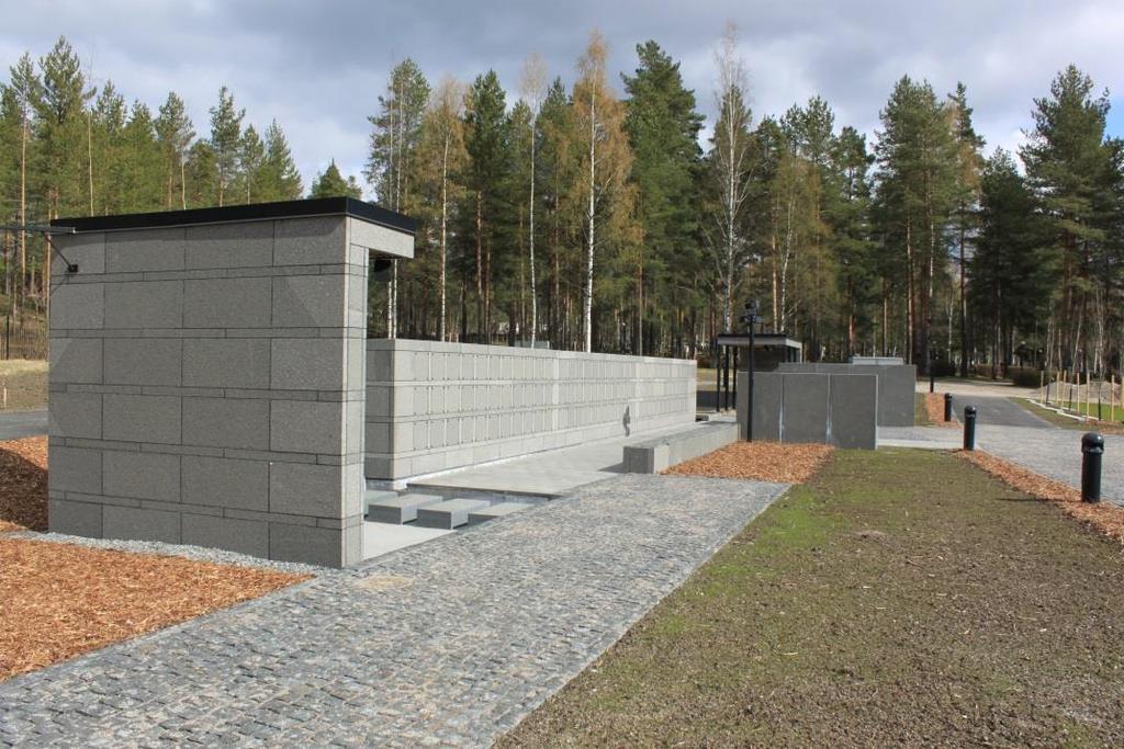 Lahjaharjun hautausmaan laajennusosan muistolehto Muistomerkit: Laajennusosan keskus muodostuu graniittirakenteista. Kookas seinärakenne on kolumbaario.