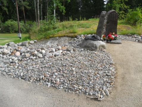 Mikkelin Vanhan Pohjoisen hautausmaan muistolehto Alueen kuvaus: Kokonaisuudessaan alue on ollut arkkuhautauskäytössä 1800-luvun puolivälistä 1900-luvun alkupuolelle asti.