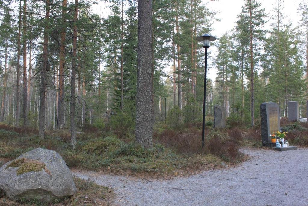 Mäntykankaan uurnametsähautausmaan muistolehto Suunnittelun lähtökohdat: Uurnametsähautausmaa on alueella, joka oli olemassa olevan hautausmaan osa.