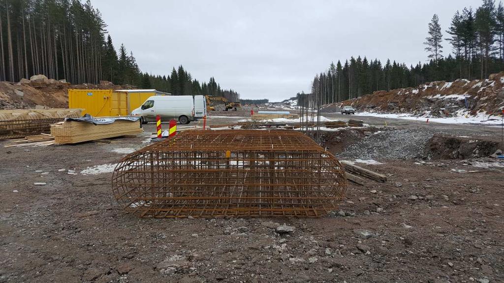 Kuva 1. Esivalmistettu siltapilarin raudoite Mattoraudoitteet soveltuvat etenkin suurien laattojen raudoitukseen sekä kohteisiin, joissa laatan reunojen muodot vaihtelevat.
