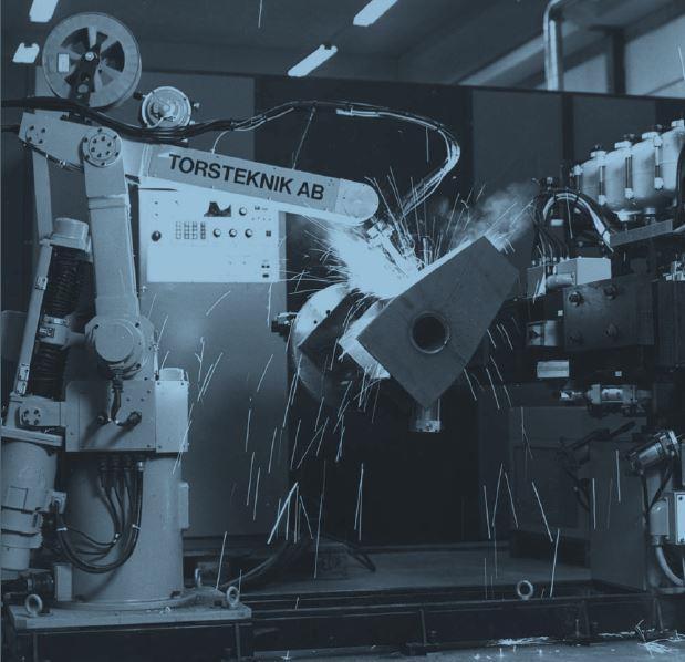 11 2.1.2 Motoman L-10 RB Motoman L-10 oli ensimmäinen robotti, jonka Yaskawa esitteli markkinoille vuonna 1977. Kuviossa 1 on MOTOMAN L-10 -robotti.