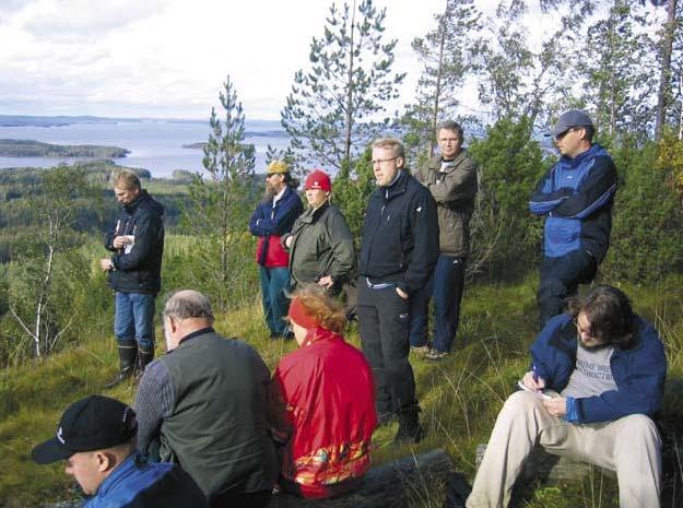 Mets än tu tkim us 1/2 /200 008 Eri teemojen ympärille rakennetut tapahtumat ja retkeilyt olivat tärkeässä osassa tiedon hankinnassa ja eri tahojen vuorovaikutuksessa.