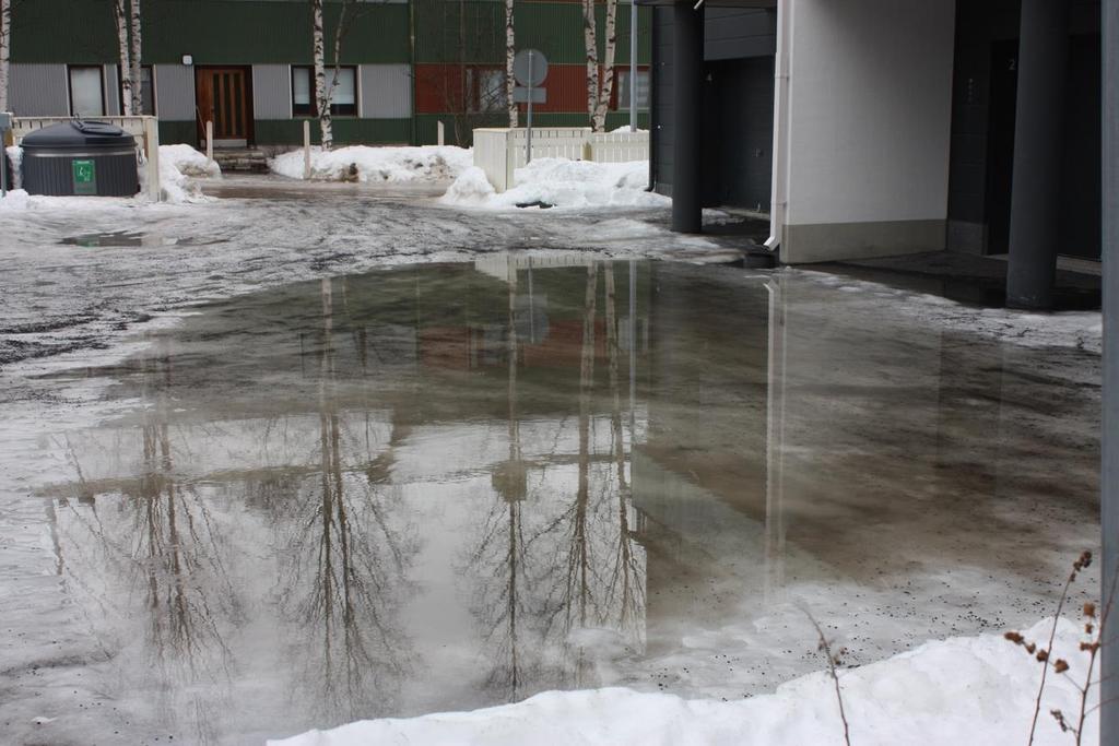 22 Kuvio 4. Hulevesilammikko kerrostalon parkkipaikalla Ilmastonmuutoksen takia Rovaniemellä saattaa esiintyä lauhoja talvia entistä useammin, jolloin hulevesien hallinta vaikeutuu.