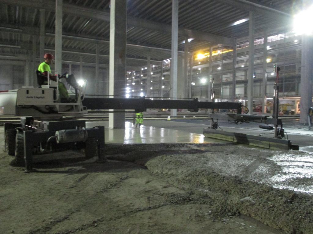 17 Kuva 12. Pitkällä puomilla ja leveällä palkilla saadaan nopeasti betoni tärytettyä ja tasoitettua oikeaan korkoon. Primekssin betonintasoituskalusto perustuu laserohjattuihin koneisiin.