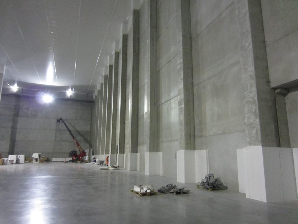 32 4 Pakastehallin poikkeuksellisen vaativa betonilattia Pakastehalli on nimensä mukaisesti pakasteiden säilömiseen tarkoitettu halli. Hallin lämpötila on valmistuessaan -24 C.