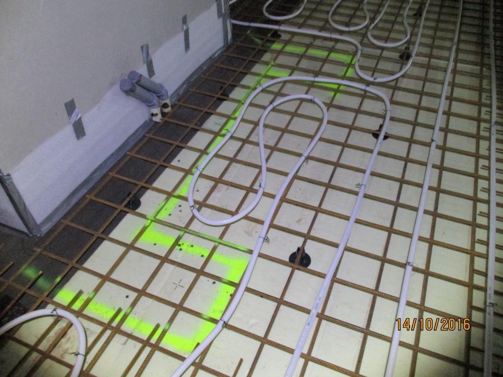 79 Lattialämmitetyissä lattioissa pyrittiin lämmitysputkien suojaetäisyydestä huolimatta välttämään lämmitysputkien asentamista sellaisiin paikkoihin, joihin tiedettiin lattiaan tulevan kiinnityksiä