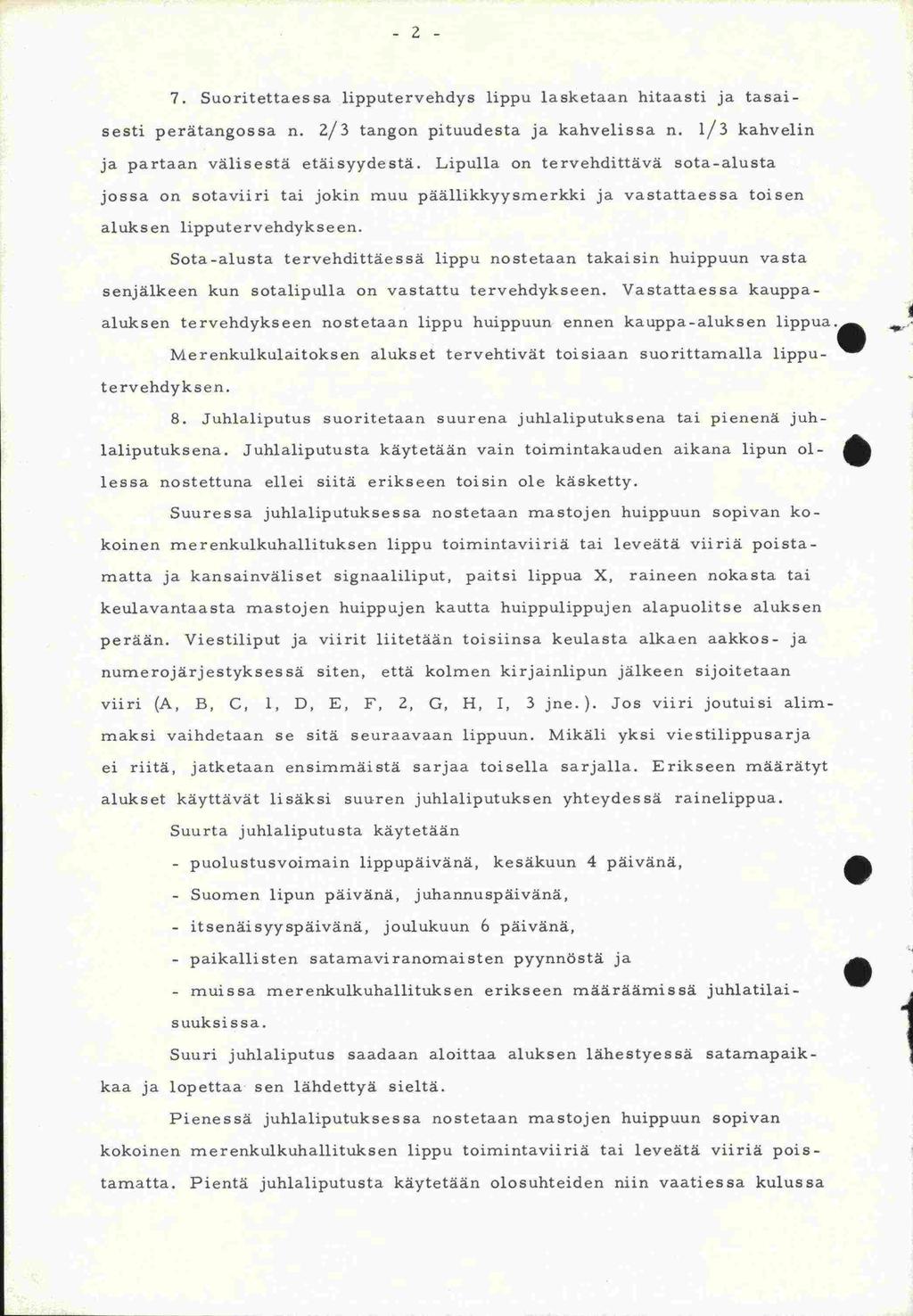 ja partaan -2-7. uoritettaessa lipputervehdys lippu lasketaan hitaasti ja tasaisesti peratangossa n. 2/3 tangon pituudesta ja kahvelissa n. 1/3 kahvelin välisestä etäisyydestä.