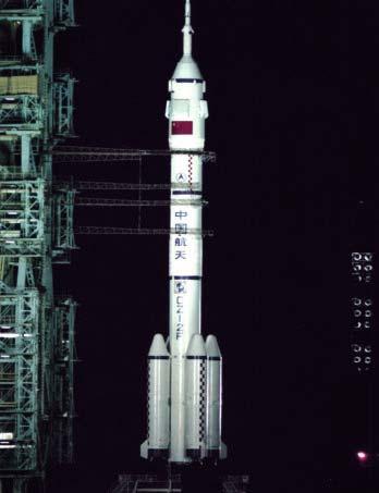JARI MÄKINEN KIINAN KANSALLINEN AVARUUSHALLINTO, PEKINGIN TEKNILLINEN YLIOPISTO ja JARI MÄKINEN, kuvat Pekingissä sijaitsevan, Kiinan tiedettä ja tekniikkaa esittelevän museon sisäänkäynnin vieressä