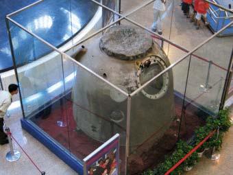 Shenzhou-alus pystyy tekemään kahdenkymmenen vuorokauden pituisia lentoja kolmen avaruuslentäjän kanssa. Kaikkiaan alus painaa laukaisuhetkellä noin 7,8 tonnia, ja sen kokonaispituus on 9,25 metriä.