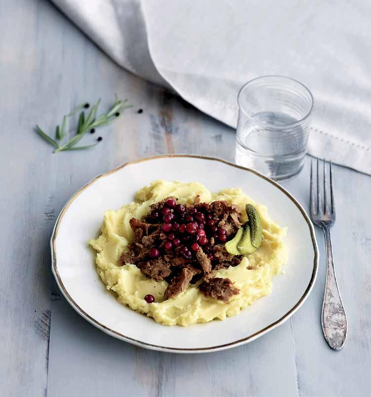 Gold&Green Foods Nyhtökaurasta tehty käristys tarjoillaan perunamuusin, puolukoiden ja suolakurkkujen kanssa. hentää ainakin lihakarjasta saatavan lihan käyttöä.