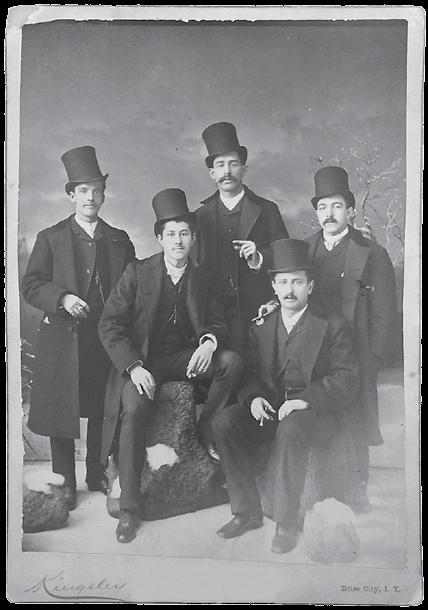 Catwalkeilla keinuu myös kemia Jarmo Wallenius Herrat poseeraavat majavankarvasta tehdyissä huopahatuissaan vuonna 1886.
