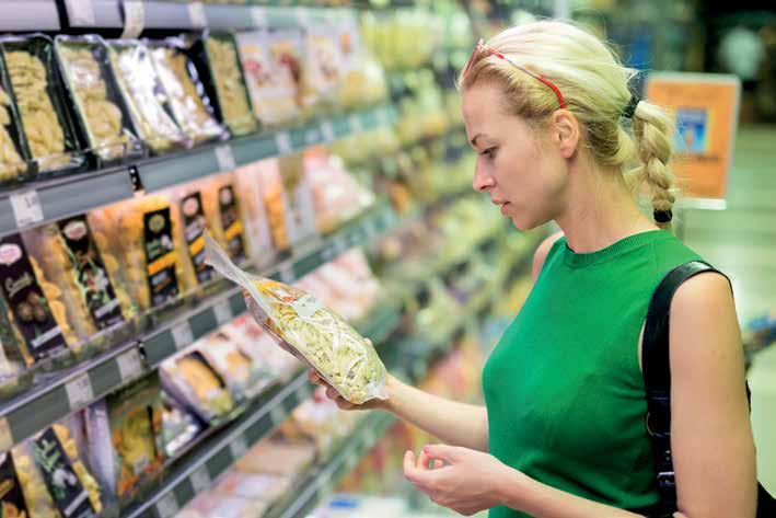 Scanstockphoto Muoviin pakatut elintarvikkeet ovat nykykuluttajalle itsestäänselvyys. Pakkausmateriaalien katoaminen veisi kaupan hyllyltä myös monta ruoka-ainetta.
