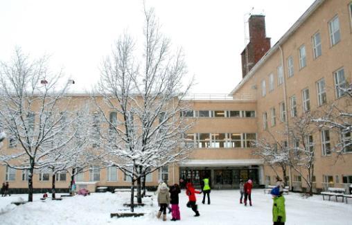 sadekatos. Koulurakennus suunniteltiin Tampereen kaupungin rakennustoimiston arkkitehtiosastolla vuonna 1952 (arkkitehti Bertel Strömmer, mahdollisesti myös Vilho Kolho ja/tai Jaakko Ilveskoski).