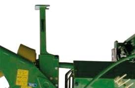 Käyttöönotto, "Hydraulijohtojen liitäntä") Liitä kone kuulaliittimellä () (Ø 80 mm) traktorin kuulakiinnitykseen ja varmista se (3). Pysäköi kone laskemalla aisa tukijaloille (4). HUOMIO!