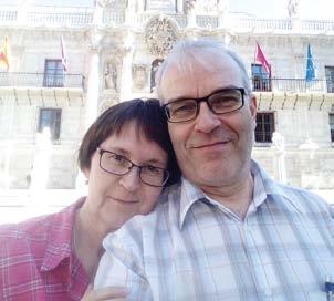 Santiago de Andrew kantoi mukanaan useampiakin Raamattuja. vatkin yllättävän pitkiä! Compostellaan päätyviä Pyhän Jaakobin reittejä on lukuisia eri Ristin juurella. puolilla Eurooppaa.