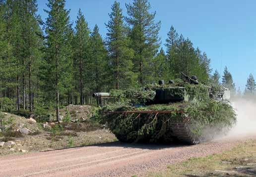 Eurooppalaisesta valtavirrasta poikkeavaa Suomen puolustusratkaisua asevelvollisuusarmeijoineen pidettiin laajasti aikansa eläneenä ja sotilaallisia uhkakuviamme menneisyyden haamuina.