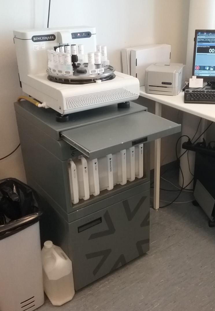 29 5.3 VENTANA BenchMark GX värjäysautomaatti NMP-laboratoriossa immunohistokemialliset lihasbiopisiavärjäykset tehdään VEN- TANA BenchMark GX värjäysautomaatilla (kuva 11) (BenchMark GX, 2013).