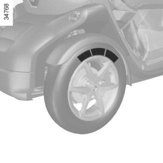 RENKAAT (3/4) A B C Renkaiden vaihtaminen vanteelle Ajoneuvon erikoisrakenteen vuoksi on noudatettava seuraavaa renkaiden teknistä eritelmää: A = rengaskoko, renkaan tyyppi ja rakenne.