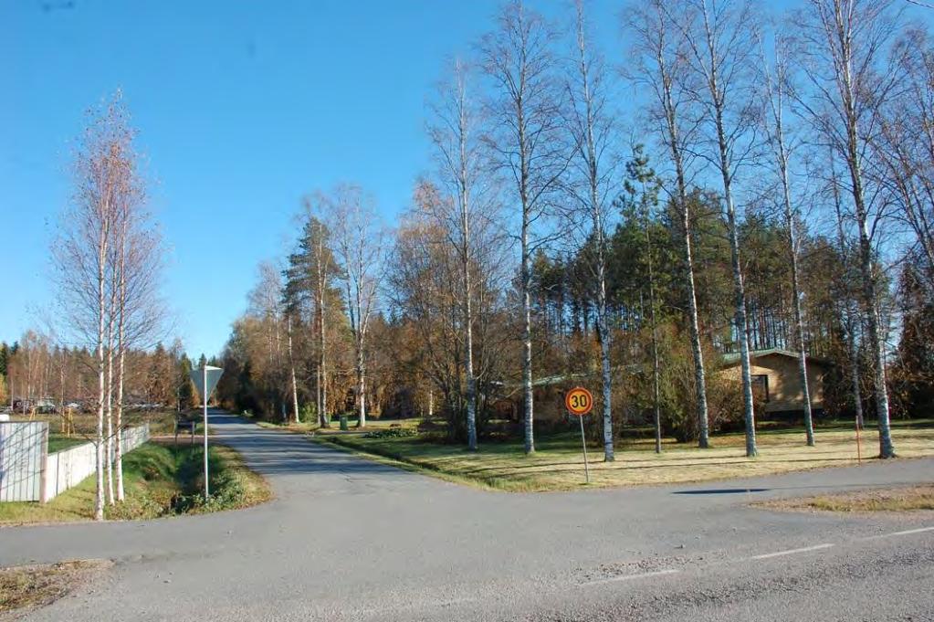 Kaava-alueen länsireunalla sijaitsee haja-asutusta: pienimuotoinen maatilakeskus sekä asumuksen yhteyteen