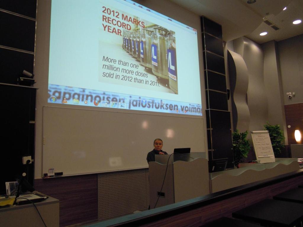47 Kuva 6. Mia Ikonen kertoi Semex Finlandin palveluista. (Kuva: Riikka Ähkönen.) Semex Finlandin jälkeen oli vuorossa VikingGeneticsin edustajan Katarina Häggin puheenvuoro (kuva 7).