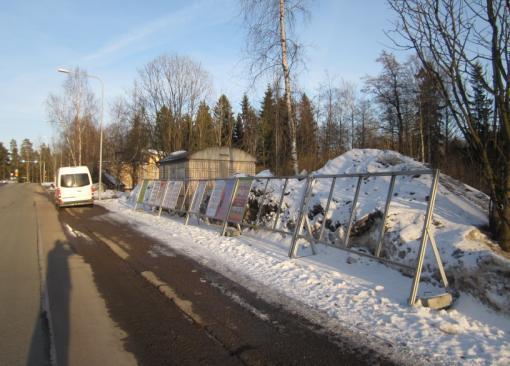 Jakomäenkuja vp huoltoasema, kävelytien reuna,