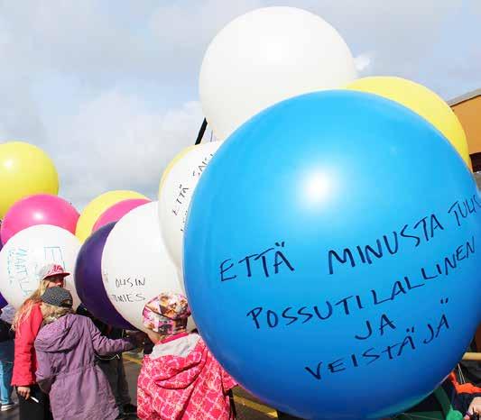 Ilmapalloihin kirjatut unelmat saivat navakan tuulen siipiensä alle, kun ne vapautettiin lossilta. Velkuan koulussa on tänä vuonna unelmoitu Suomi 100 Yhdessä -projektin nimissä.