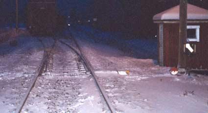 Kuva 8. Kolmen tavaravaunun suistuminen kiskoilta Rauhassa 26.1.2001. Vaihde V1 junan tulosuunnasta katsottuna. Vaihde käännettynä kohti raidetta 2.