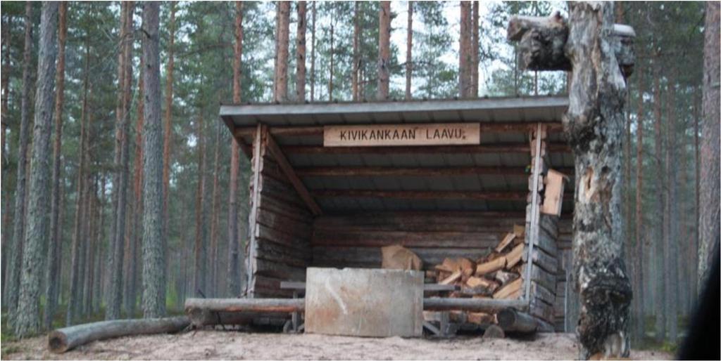 1-20 Kuva 12. Kivikankaan laavu ulkoilureitin varressa. Kuvat 13. Metsästäjien kotuksia hankealueella. 5.1.3 Liikenne Hankealueen itäpuolitse kulkee seututie 774 (Kalajoki-Sievi), eteläpuolitse kantatie 28 (Kokkola- Kajaani).