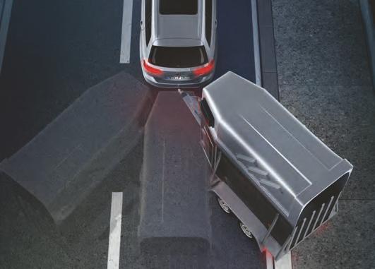 kuljettajaa ajoissa.¹ Jos kuljettaja ei reagoi, auto jarruttaa automaattisesti. Näin järjestelmä suojaa auton matkustajia ja muita tielläliikkujia mahdolliselta onnettomuudelta.